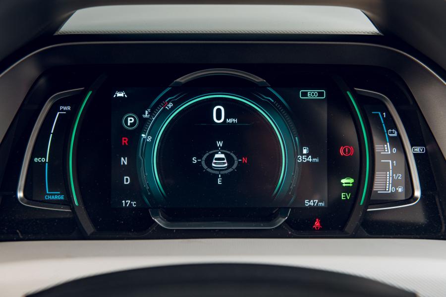 Панель приборов Hyundai IONIQ Plug-in Hybrid (AE) 2019 года  (UK) (фото 12 из 40)